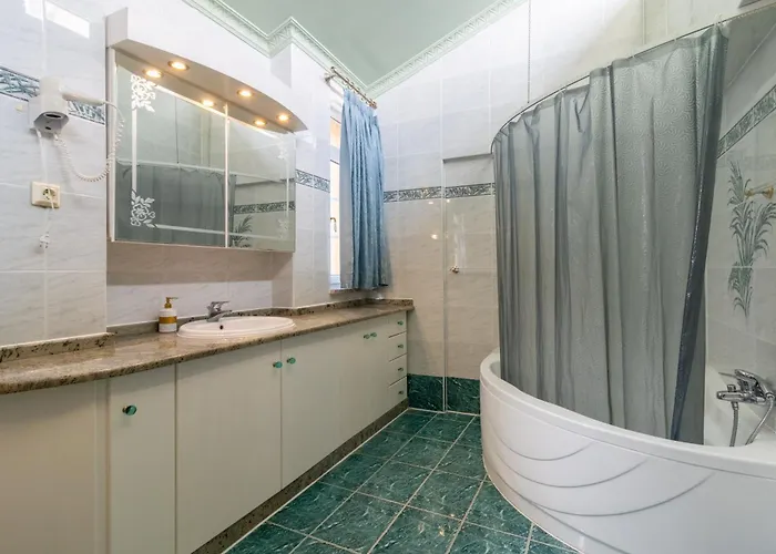 Casa Loma * إياليسوس