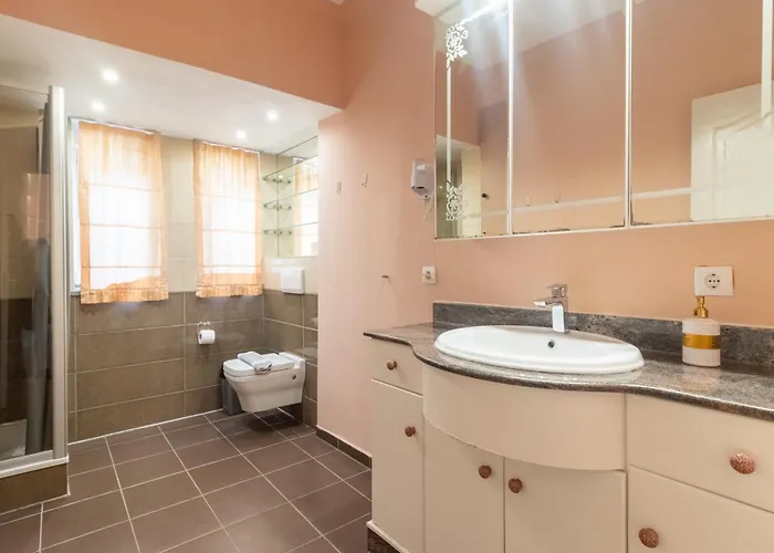 فيلة Casa Loma *