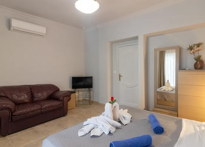 Casa Loma * إياليسوس